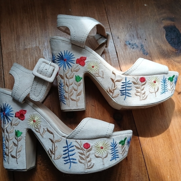 Yoki Shoes - YOKI Vintage  Embroidered Floral Bohemian Platform Wedge Sandals Size 7